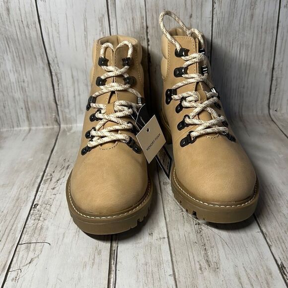 Universal Thread Women’s Beige Tully Ankle Booties size 6 Memory Foam NEW - Picture 2 of 7